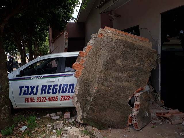 Após sofrer “pico” de pressão alta, taxista deixa carro destruído e derruba muro de casa vizinha