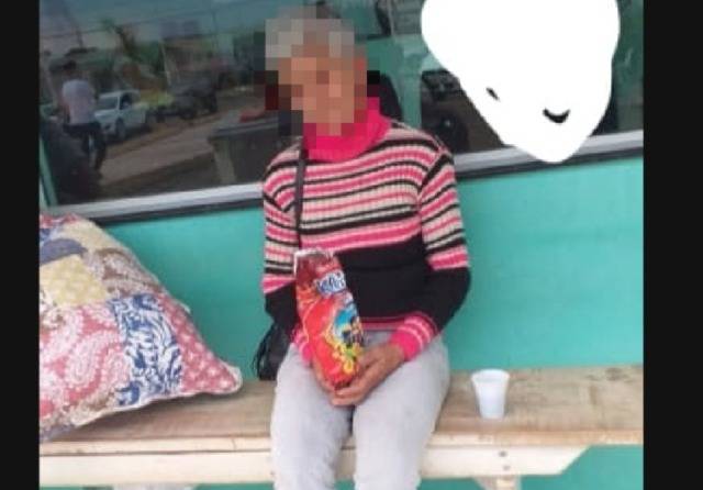 Foto de “velhinha abandonada” viraliza e filha enfermeira dá resposta surpreendente nas redes sociais