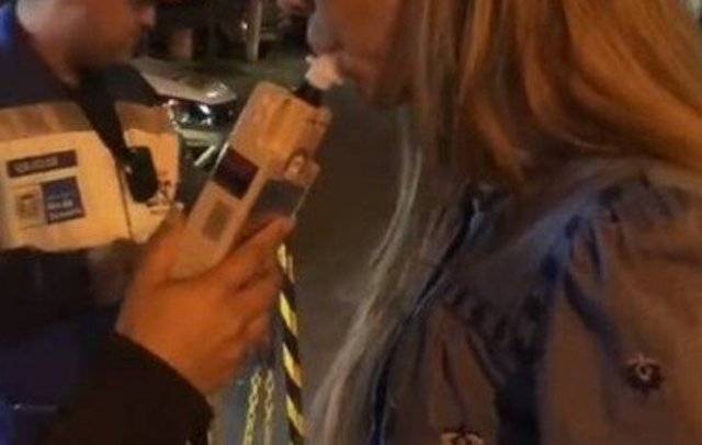 Após perseguição da polícia e tiros nos pneus, caminhoneira é presa acusada de tentar esfaquear garoto de programa