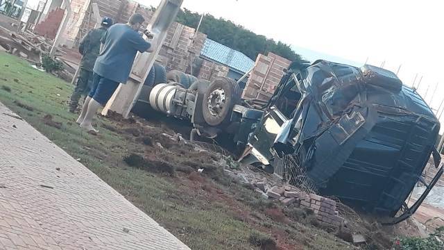 ASSISTA VÍDEO: vilhenense se envolve em acidente impressionante com carreta em cidade do Mato Grosso