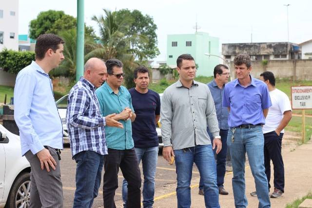 Deputado Ezequiel Neiva firma compromisso para a construção de campo de futebol society em Colorado do Oeste