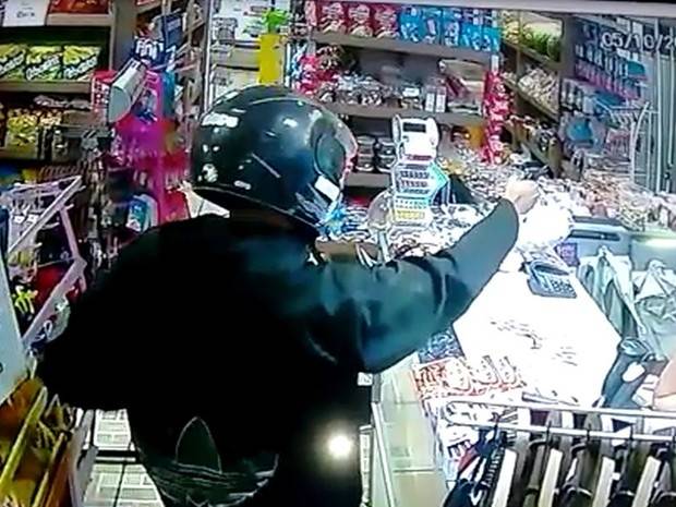 Garantiu o churrasco com o suor alheio: ladrão assalta mercado e foge levando 6 caixas de cerveja e 2 litros de uísque