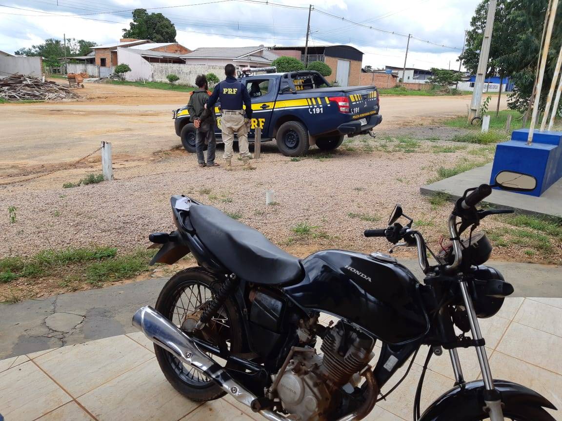Após jogar moto dentro de uma lagoa, às margens da BR-174, homem é preso e levado para delegacia de cidade vizinha