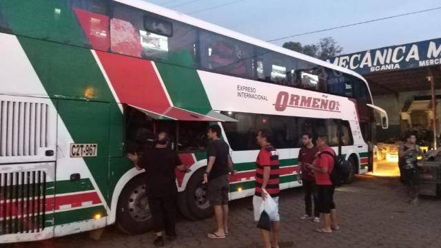 Rumo ao Peru, ônibus com passageiros e torcedores do Flamengo fica 5 horas parado em oficina de Vilhena