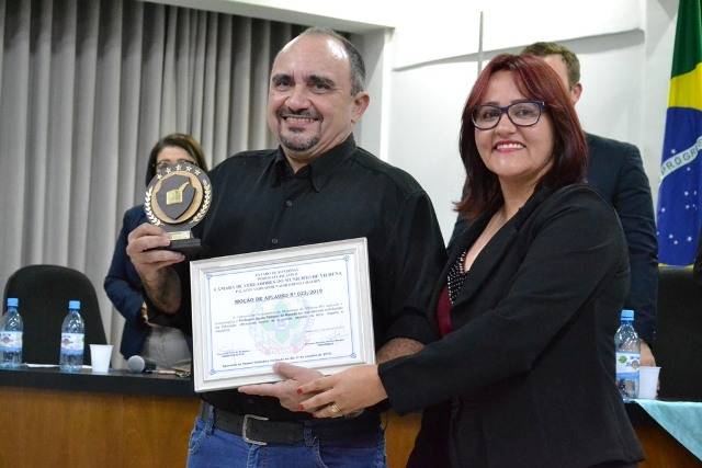 Emocionado, professor símbolo de irreverência e paixão pela educação recebe homenagem na Câmara de Vereadores