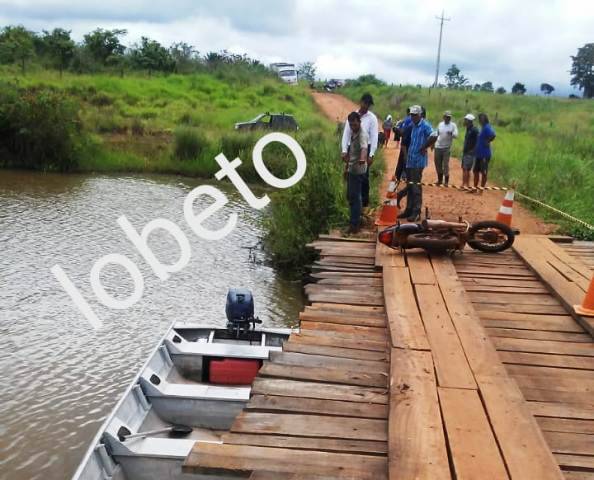 Corpo de rapaz é encontrado dentro de rio na área rural de Chupingaia; moto caída sobre ponte indica acidente