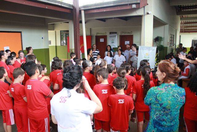 Crianças de escola presbiteriana se apresentam para alunos da Apae, que devolvem gentileza com canções de natal