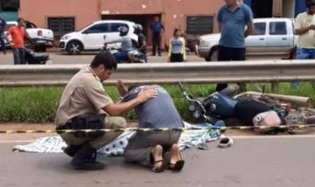 ASSISTA: viraliza vídeo de homem orando ao lado do corpo do irmão, morto em acidente na BR 364, em Rondônia