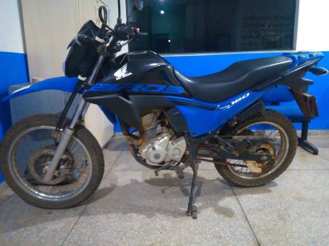 Ladrão armado pula muro, invade casa e rouba moto; polícia recupera veículo abandonado na área rural