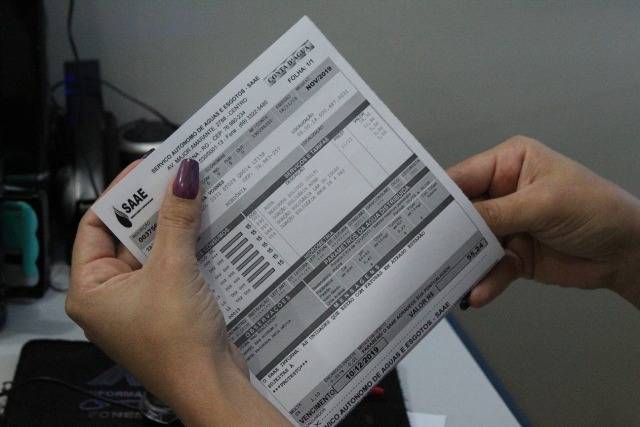 Justiça manda suspender cobrança da prefeitura contra servidora que pagou contas de água com 80% de desconto