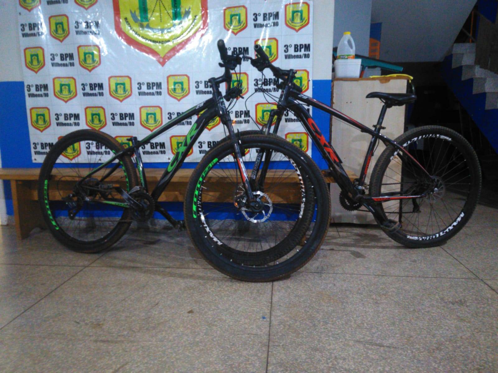 Através de denúncia anônima, polícia prende suspeito de furtar bicicletas; comparsa conseguiu fugir pulando muro