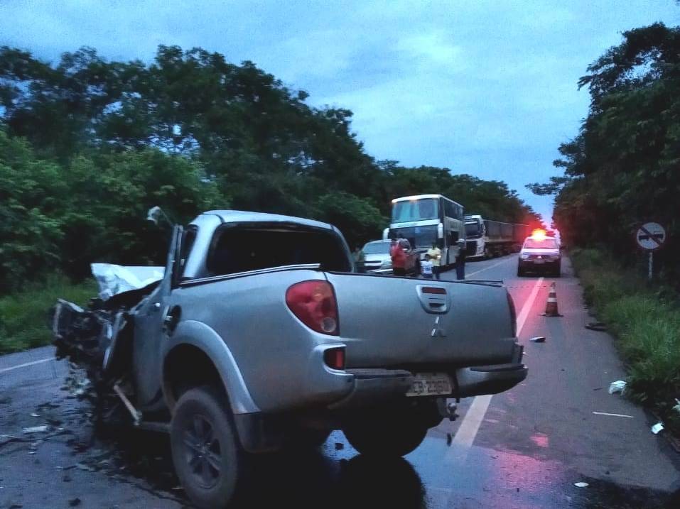 VEJA FOTOS: choque frontal entre picape e carreta mata mecânico coloradense; empresário de Vilhena sobreviveu