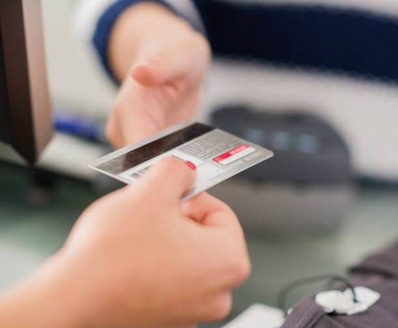 Duas mulheres perdem R$ 13.600,00 na compra de vales para passagens aéreas no Facebook e acionam a polícia