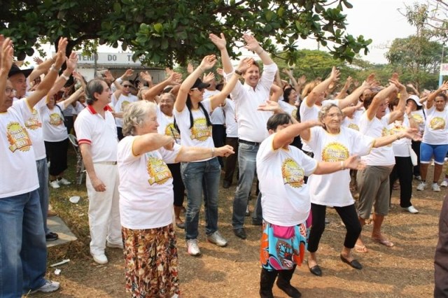 PREFEITO E PRIMEIRA-DAMA FAZEM EXERCÍCIOS E CAMINHADA COM IDOSOS