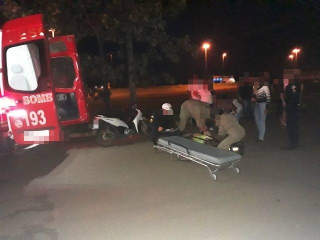 IRONIA: estudante de medicina veterinária atropela cachorro com moto, cai na rua e é levada para hospital