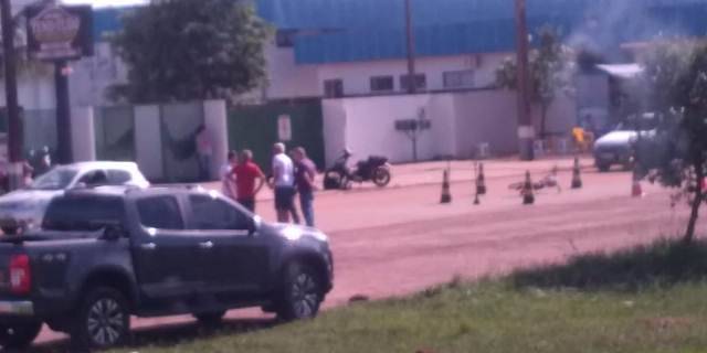 Atingida por moto, ciclista de 46 anos sofre traumatismo craniano e está em estado grave no Hospital Regional
