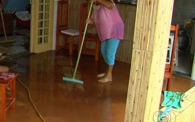 Aposentada de 66 anos registra queixa na polícia contra a prefeitura por alagamentos após obra de pavimentação