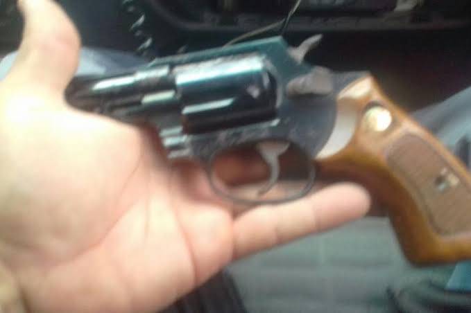 Bêbado, rapaz de 24 anos se nega a pagar conta em casa noturna e acaba preso por porte ilegal de arma