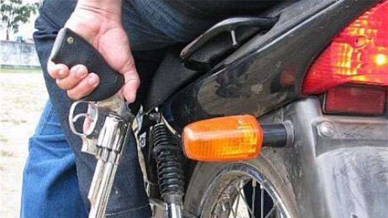 Tentando escapar da polícia em moto roubada, rapaz de 19 anos cai e acaba preso; comparsa adolescente conseguiu fugir