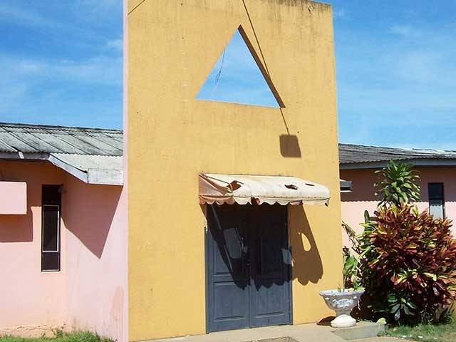 SEGURANÇA DE CASA NOTURNA TENTA IMPEDIR AÇÃO POLICIAL