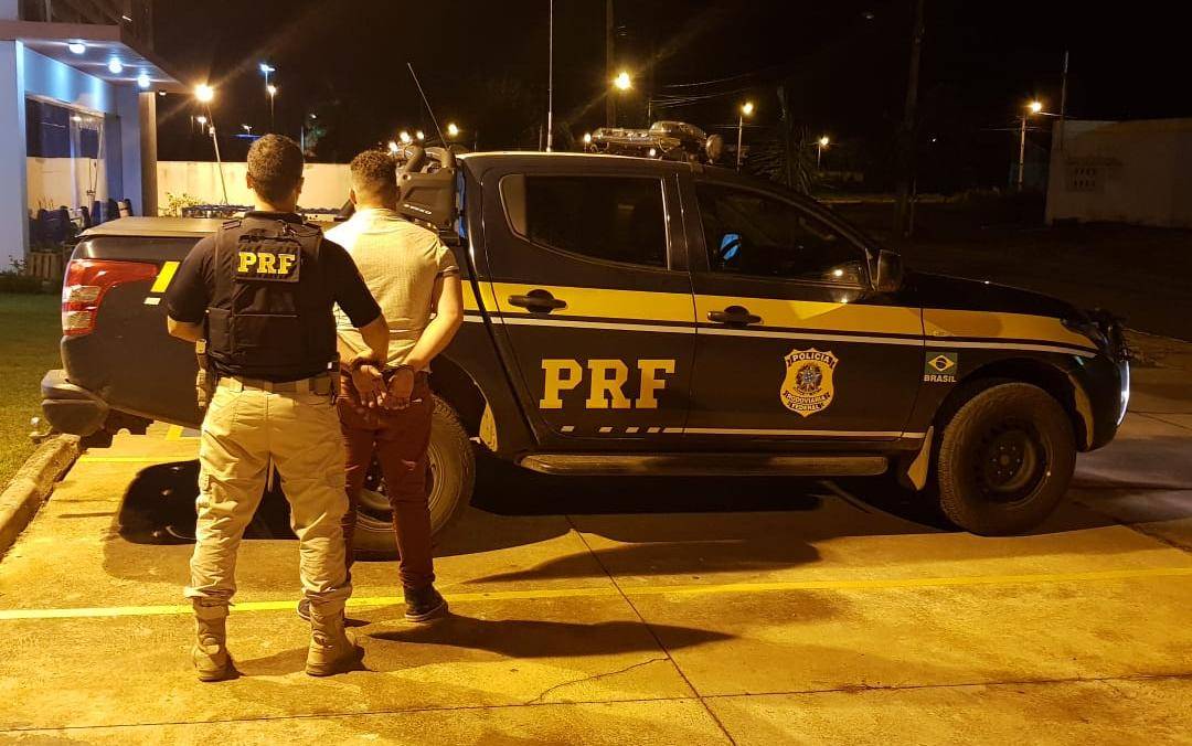 Homem é preso pela PRF usando arma e moto ilegais; em fazenda, briga de peões acaba com um deles na cadeia