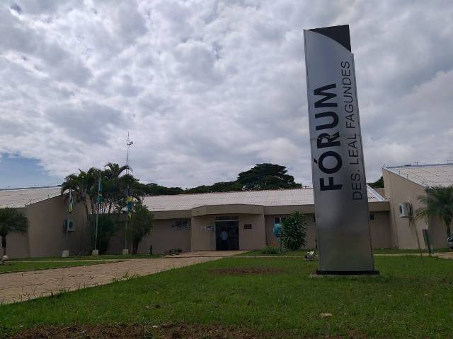 Rapaz que esfaqueou o próprio pai após ser repreendido relacionamento com mulher casada é absolvido em juri popular
