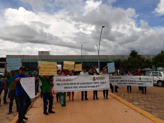 Sindicato diz que pelo menos 600 servidores já aderiram à greve; professores usam roupas “de luto” em escolas