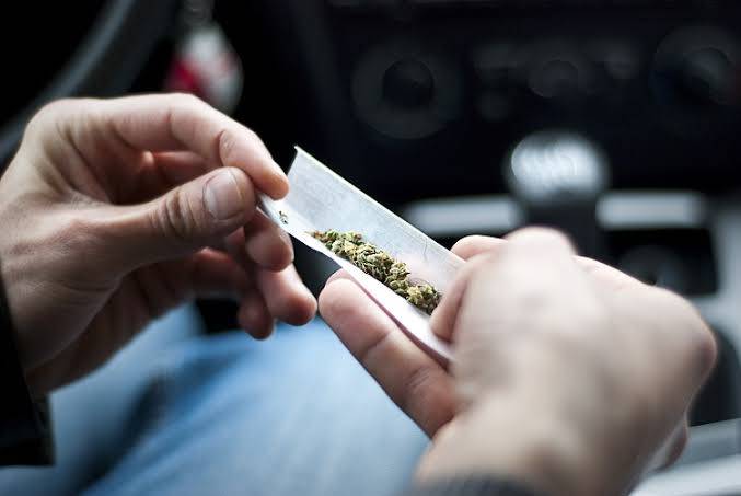 Apreendida pela polícia, garota de 14 anos revela que fuma maconha para impressionar o namorado, que tem 18
