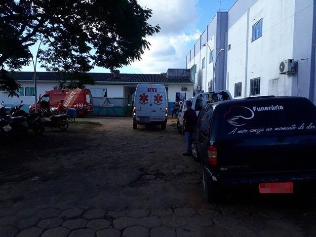 Mulher tenta manusear arma de fogo, dispara acidentalmente contra a própria cabeça e está internada