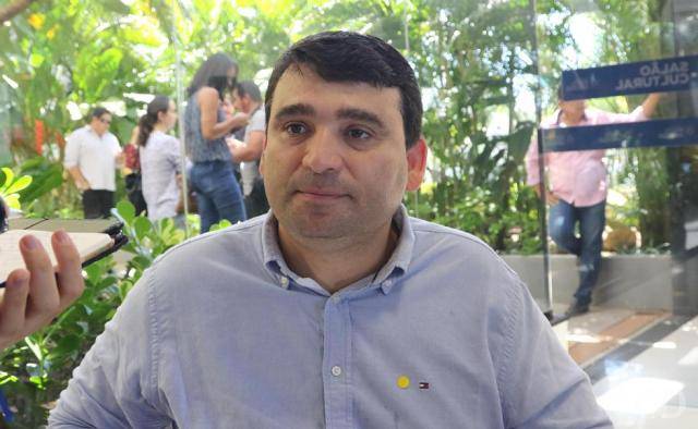 Juiz afasta prefeito acusado de desviar dinheiro em cidade vizinha e o proíbe de falar com servidores