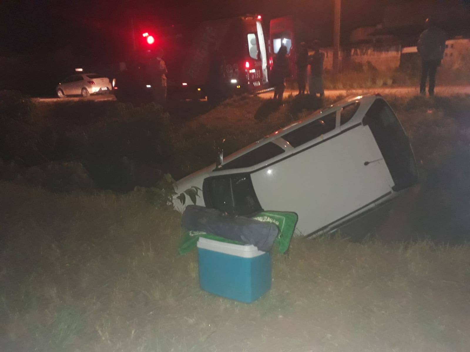 Mais um carro despenca em bueiro que se transformou em “armadilha”; motorista ferido foi resgatado por Bombeiros