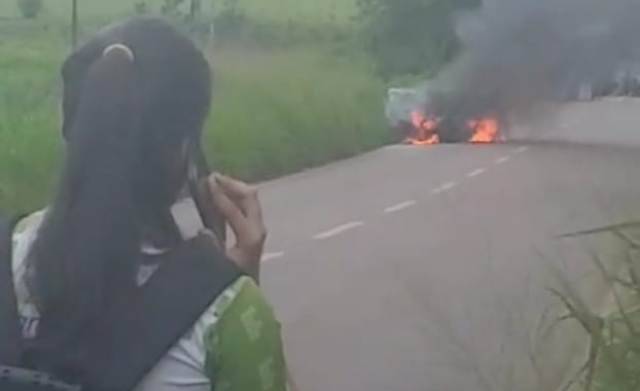 Carro com dois ocupantes fica totalmente destruído por fogo em rodovia que liga Vilhena a Colorado do Oeste