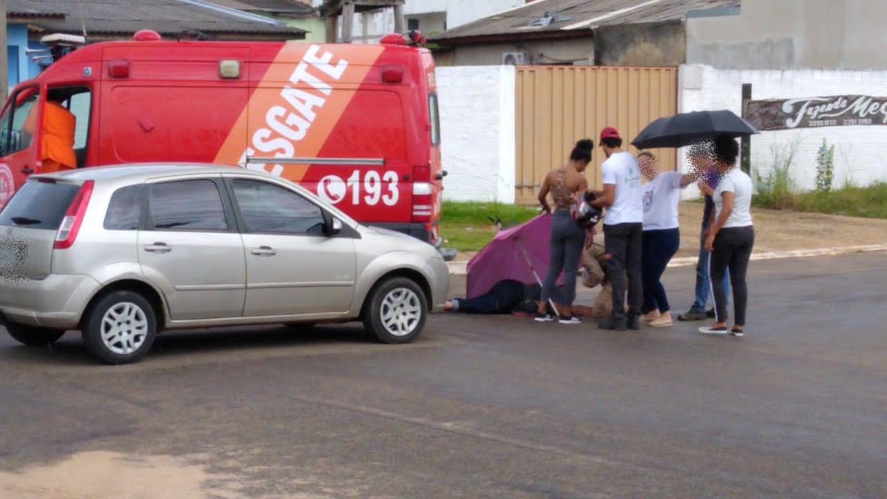 Na contramão, ciclista é atingida por carro, jogada contra o pára-brisa e socorrida por Bombeiros
