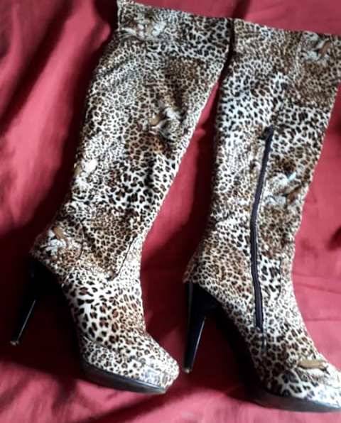 Garota é humilhada nas redes sociais ao tentar vender botas que havia ganhado; dinheiro seria para comprar leite e fraldas