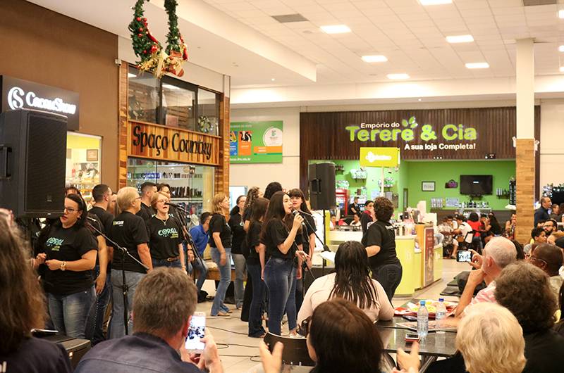 Regido por professora, Coral Sicoob Credisul encanta público durante apresentação em shopping