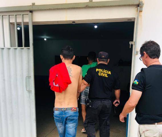 Polícia Civil deflagra operação contra quadrilha que roubava picapes e trocava por drogas na Bolívia; suspeitos são presos