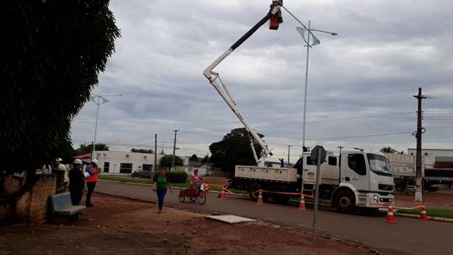 Energisa cumpre promessa e começa a executar projeto de troca de lâmpadas para melhorar iluminação pública em Cerejeiras