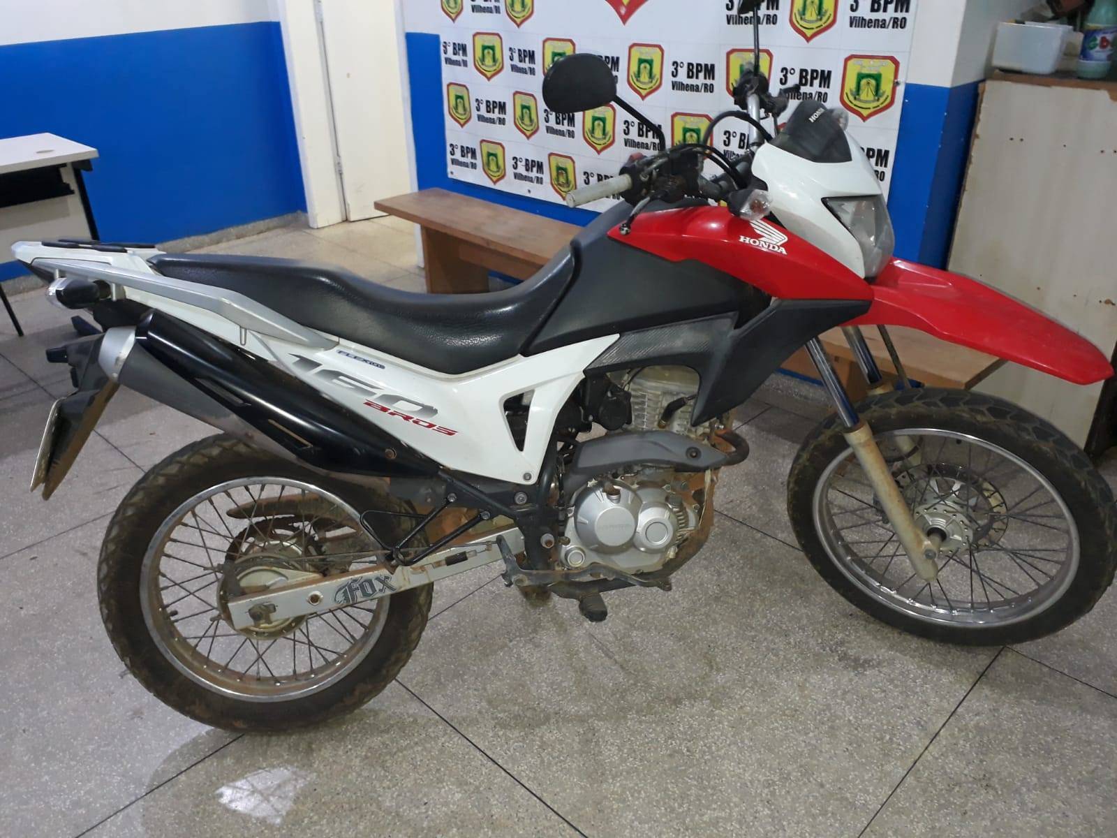 Policial militar se passa por comprador e recupera moto roubada; mesmo algemado, preso tentou fugir