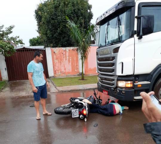 Imagens de motoqueiro que morreu após batida entre moto e caminhão são compartilhadas nas redes sociais
