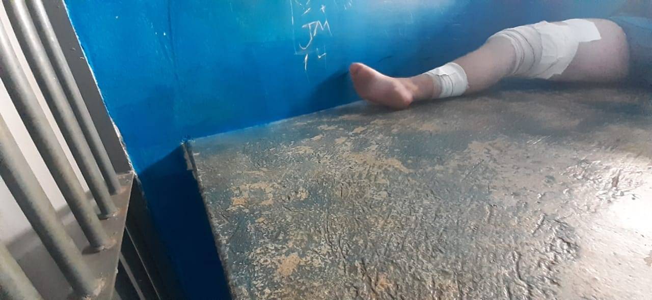 Servidor público de 29 anos é baleado em casa noturna e acaba preso por estar com droga e munições