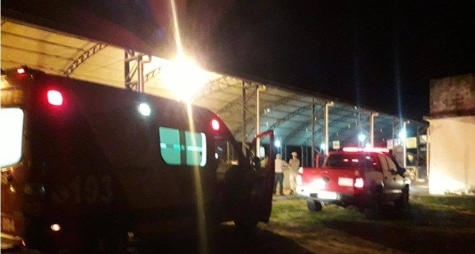 Homem amassa carro de vigilante da feira municipal e é contido com golpes de barra de ferro até chegada da PM