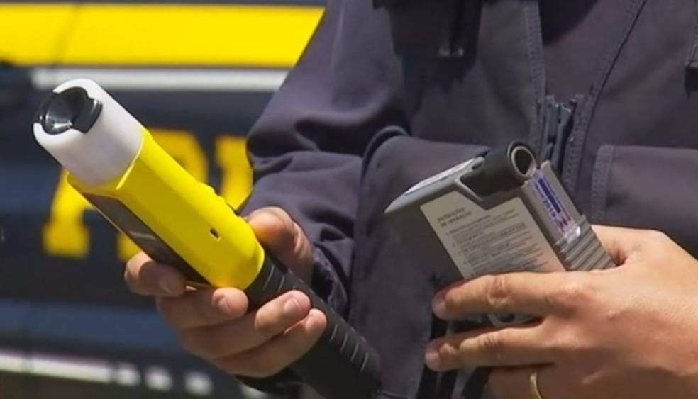 Homem atinge carro de idoso, fere passageiro que o acompanhava e confessa: estava bêbado e não tem CNH
