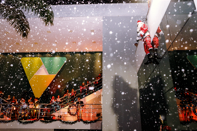 Cantatas de natal com corais espírita e evangélicos encantaram vilhenenses; teve neve na chegada de Papai Noel