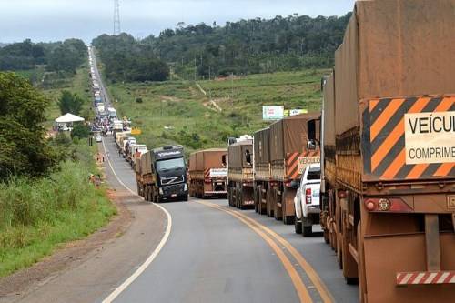Leitor da FOLHA encontra carros estragados na BR 364 e motoristas culpam “combustível batizado” em Vilhena