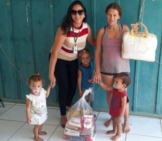 Mãe de 5 filhos e grávida de outro, mulher que sobrevivia com menos de 300 reais pede ajuda no Facebook e é atendida