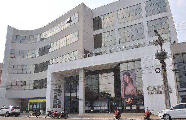 Surtado e aparentemente sob efeito de alucinógenos, homem de 39 anos invade prédio comercial e destrói banheiro