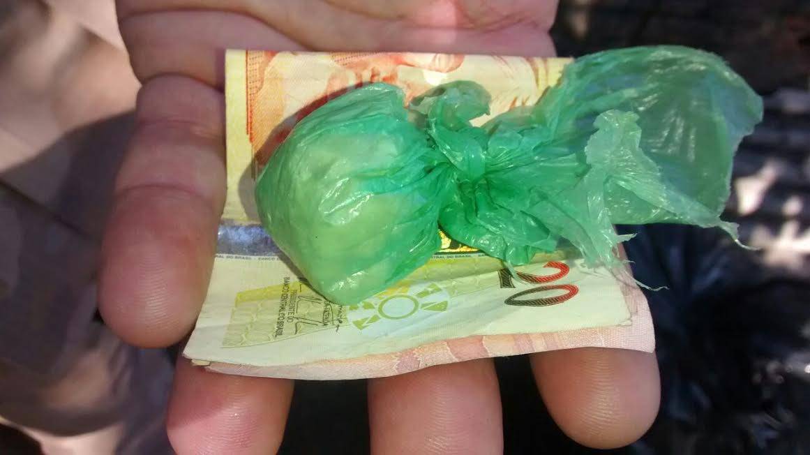 Preso vendendo drogas após perseguição policial, ex-apenado diz que não tem emprego e esposa está grávida