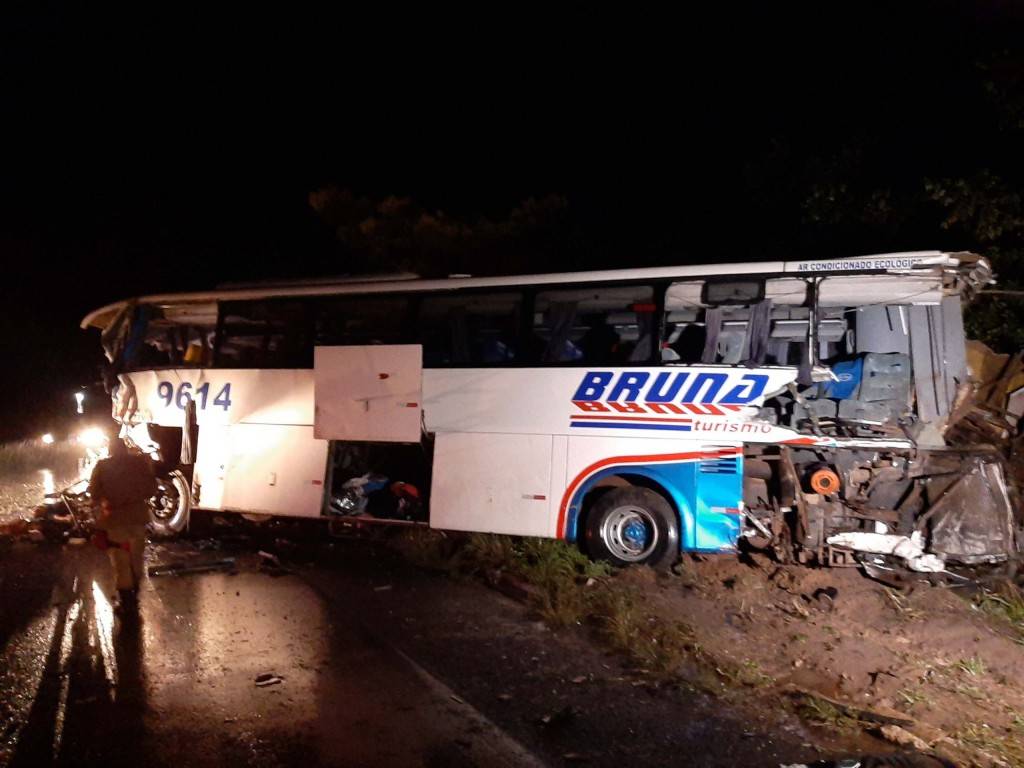 Costureira vilhenenense de 54 anos que iria visitar a mãe doente é arremessada e morre após choque entre ônibus e carreta