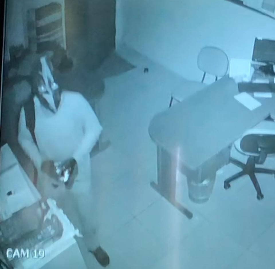 Agindo sozinho e ignorando câmeras de segurança, ladrão comete furto milionário em cidade da região