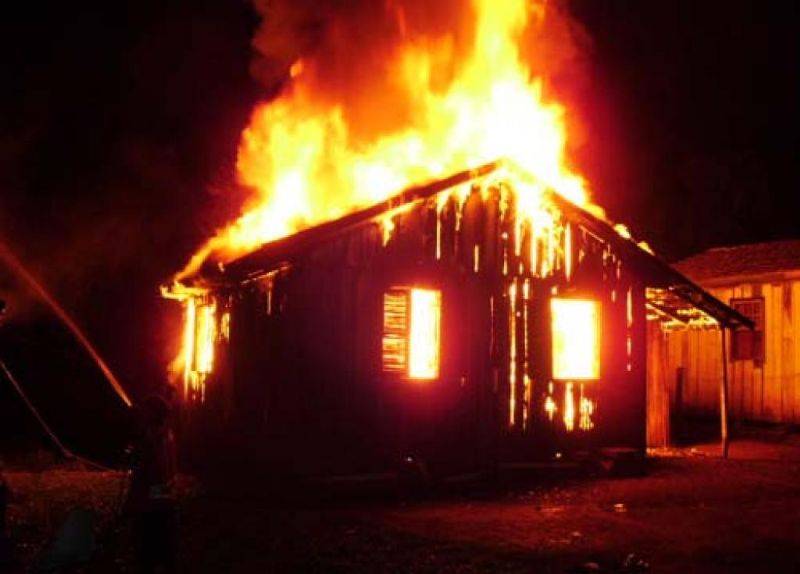 Depois de 10 dias sem dormir, homem ouve vozes mandando matar esposa e cometer suicídio; casa foi incendiada